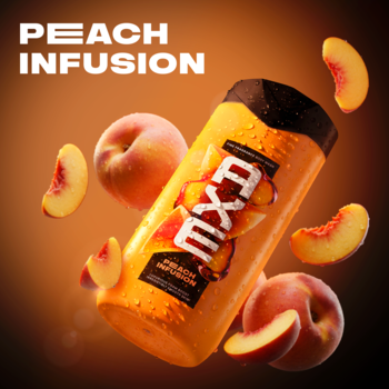 Axe Peach Infusion żel pod prysznic w pomarańczowej butelce, mokrej od kropel, z napisem PEACH INFUSION, otoczonej brzoskwiniami.