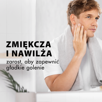 Mężczyzna z ręcznikiem dotyka policzka. Tekst: 'Zmiękcza i nawilża zarost, aby zapewnić gładkie golenie Gillette'.
