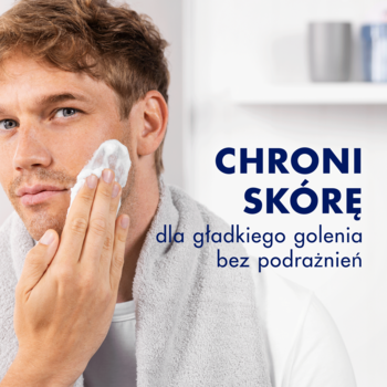 Mężczyzna nakłada piankę do golenia Gillette Series Aloe Vera na twarz. Napis: CHRONI SKÓRĘ, dla gładkiego golenia.