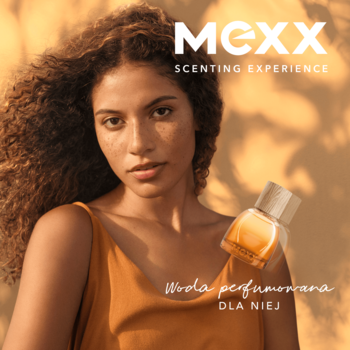 MEXX Inspired Glow woda perfumowana dla kobiet. Kobieta i organiczny flakon na słonecznym tle. Nuty cytrusowo-kwiatowe.