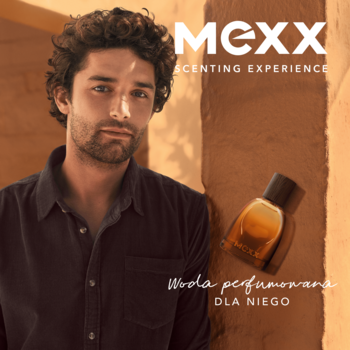 Mężczyzna z falującymi włosami i MEXX Inspired Glow, męska woda perfumowana w organicznej, bursztynowej butelce.