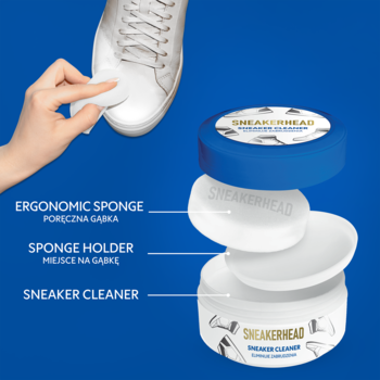 Zestaw do czyszczenia butów Sneakerhead: cleaner, gąbka, uchwyt. Dłoń czyści białe sneakersy, całość na niebieskim tle.