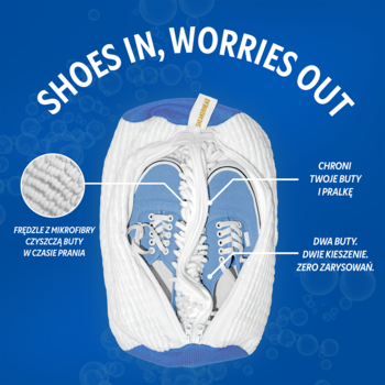 Niebiesko-biały worek do prania butów z mikrofibrą, z dwoma kieszeniami, widoczne niebieskie trampki.