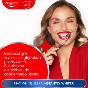 Kobieta z czerwoną szminką uśmiecha się, szczotkując zęby pastą Colgate Max White Ultra dla natychmiastowej bieli.