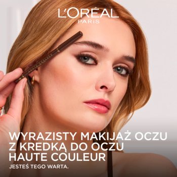 Kobieta aplikuje kredkę do oczu L'Oréal Paris Haute Couleur, tworząc wyrazisty makijaż z intensywnym kolorem.