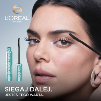 Kendall Jenner aplikuje wydłużający tusz L'Oréal Paris Extentionist. Niebieska butelka tuszu widoczna obok.