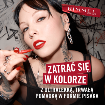 Kobieta z tatuażami i czerwoną trwałą pomadką Rimmel Thrill Seeker Lip Ink Pen, tło graffiti, zbliżenie.