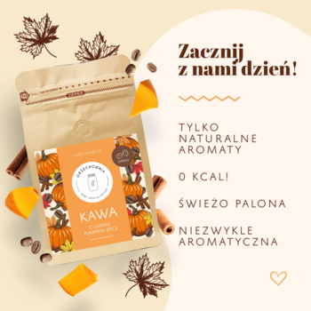 Kawa ziarnista pumpkin spice w beżowej torebce stojącej z jesiennym motywem, otoczona ziarnami kawy i dynią.