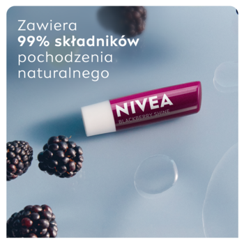 NIVEA Blackberry Shine, ciemnofioletowa pomadka z białym korkiem, na błękitnym tle z jeżynami. Tekst: 99% składników nat.