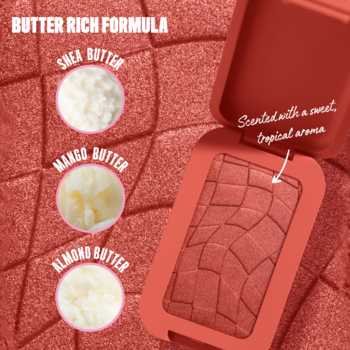 Otwarty koralowy Buttermelt Blush z teksturą, obok masła shea, mango i migdałowego; podkreśla bogatą formułę.