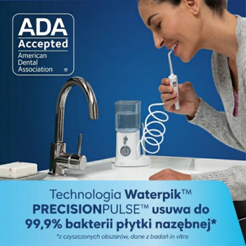 Kobieta używa irygatora Waterpik WF-310 Nano, usuwa 99,9% płytki. Logo ADA Accepted.