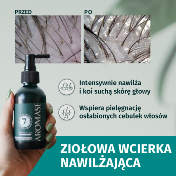 AROMASE ziołowa wcierka nawilżająca w ciemnozielonej butelce z pompką, trzymana w dłoni, obok zdjęcia skóry głowy przed i po.