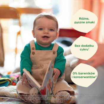 Uśmiechnięte dziecko w beżowych ogrodniczkach siedzi na podłodze z otwartą książką, promując BoboVita.