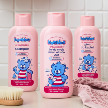Trzy różowe butelki Bambino dla dzieci: hipoalergiczny szampon, żel 2w1 i płyn do kąpieli, widok z przodu.
