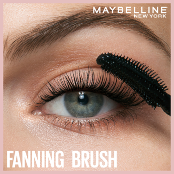 Aplikacja Maybelline Lash Sensational Intense Black: zbliżenie oka z fanning brush na rzęsach.