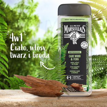 Le Petit Marseillais 4w1, Cade Wood & Fern. Przeźroczysta butelka na tle zielonych paproci i drewna.