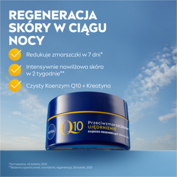 Nivea Q10 nocny krem regenerujący skórę z koenzymem Q10 w granatowym słoiczku na tle nieba i wody.