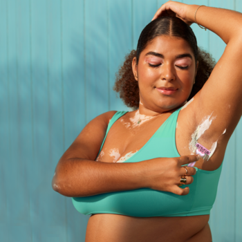 Gillette Venus Simply 3: kobieta z vitiligo goli pachę, w turkusowym topie, dla gładkiej skóry.