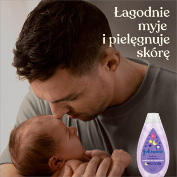 Ojciec czule całuje niemowlę, obok fioletowy żel Johnson's na dobranoc, łagodnie myjący i pielęgnujący skórę.