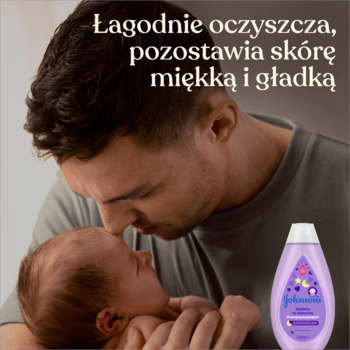 Ojciec czule całuje niemowlę, obok fioletowy szampon Johnson's na dobranoc z kojącymi ekstraktami NaturalCalm.