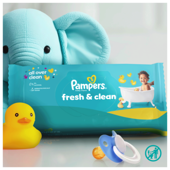 Pampers Fresh & Clean chusteczki nawilżane w turkusowym opakowaniu z niemowlęciem i zabawkami na jasnym tle.