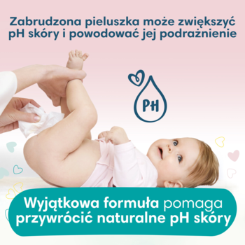 Pampers Sensitive chusteczki. Dorosły zmienia pieluszkę leżącemu dziecku. Chronią naturalne pH skóry.