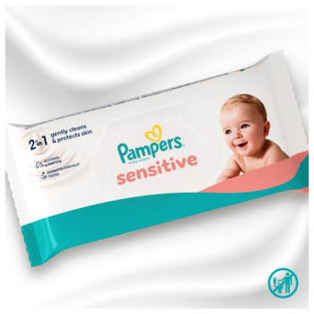 Białe opakowanie chusteczek Pampers Sensitive, z uśmiechniętym bobasem i napisem '0% alkoholu', na pofałdowanym białym tle.