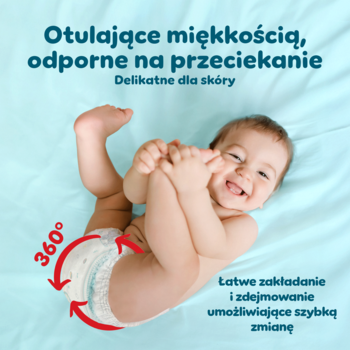 Szczęśliwe dziecko w pieluchomajtkach Pampers Premium Care z elastyczną taśmą 360° na błękitnym tle.