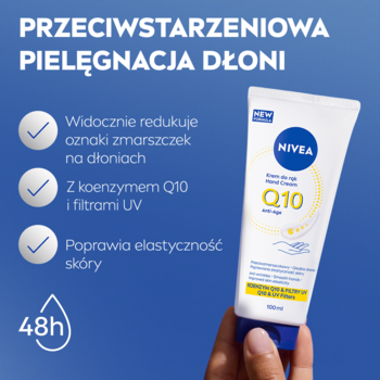 NIVEA Q10 Anti-Age krem do rąk w białej tubce, trzymany w dłoni. Zapewnia pielęgnację przeciwzmarszczkową z filtrem UV.