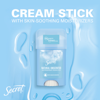 Secret Natural Unscented kremowy antyperspirant w sztyfcie z nawilżaczami, na niebieskim tle z kroplami wody.