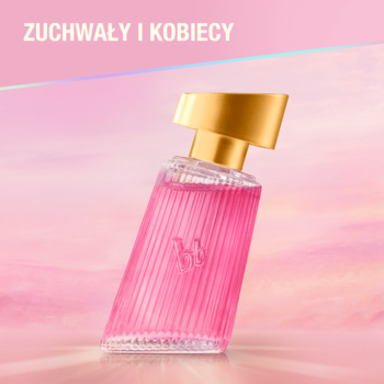 Woda toaletowa bruno banani Dangerous Woman w różowej, prążkowanej butelce ze złotą nakrętką, na tle gradientu różu.