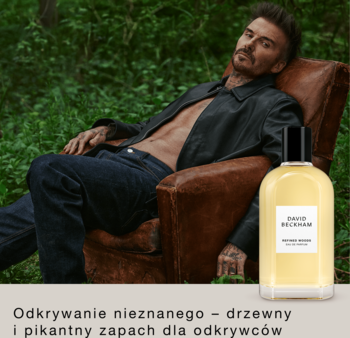 David Beckham Refined Woods EDP, bursztynowy flakon z czarną nakrętką, z Beckhamem w fotelu w lesie.
