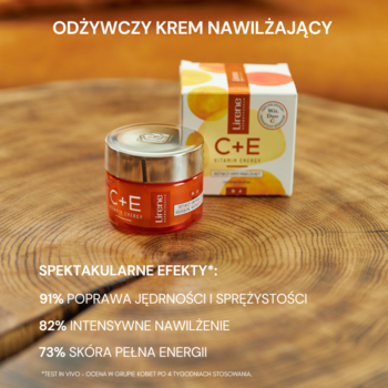 Odżywczy krem nawilżający C+E w czerwonym słoiczku z metalową pokrywką, widok z przodu na tle pudełka i drewna.