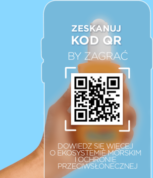 Ręka trzyma pomarańczowy spray Garnier Ambre Solaire SPF 50+ z kodem QR do gry i informacji o ochronie przeciwsłonecznej.