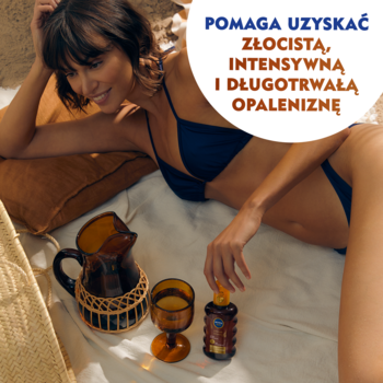 Uśmiechnięta kobieta w bikini, obok bursztynowy NIVEA SUN Tropical Bronze olejek karotenowy do opalania w sprayu.