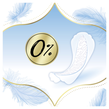 Wkładki higieniczne Discreet Multiform bez substancji zapachowych. Biała wkładka, tło z piórami i złoty emblemat '0%'.