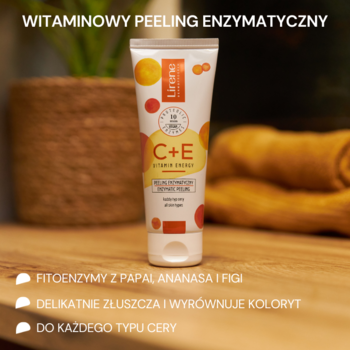 Peeling enzymatyczny Lirene C+E z fitoenzymami w białej tubce, na drewnianym tle z rośliną.
