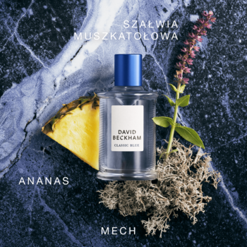 David Beckham Classic Blue EDT na ciemnym marmurze z ananasem, szałwią, mchem. Przejrzysta butelka z niebieską nakrętką.