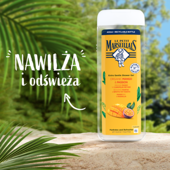 Le Petit Marseillais BIO żel pod prysznic mango marakuja, butelka na tle tropikalnych palm, napis nawilża i odświeża.
