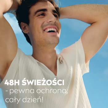 Uśmiechnięty mężczyzna z uniesionymi rękami, niebieskie niebo, napis: 48H ŚWIEŻOŚCI NIVEA MEN Fresh Active.