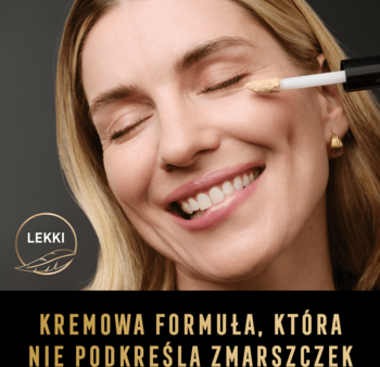 Kobieta aplikuje lekki korektor Max Factor Facefinity Multi-Perfector pod oko, niepodkreślający zmarszczek.