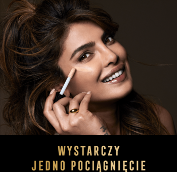 Kobieta aplikuje rozświetlający korektor Max Factor Facefinity Multi-Perfector dużym aplikatorem na twarz.