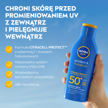 Nivea Sun Protect&Moisture balsam do opalania SPF 50+ w niebieskiej butelce trzymanej na tle błękitnego nieba.