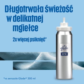 Srebrna butelka Glade ONE Pure Clean Linen, sucha mgiełka, 2x więcej psiknięć, na tle błękitnej tkaniny.