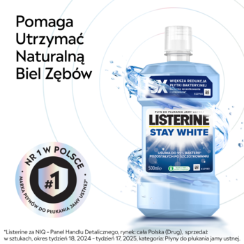 Biała butelka Listerine Stay White płyn do płukania ust z niebieskim płynem, dla naturalnej bieli zębów.