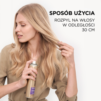 Kobieta z blond włosami używa lakieru Wellaflex Fullness, rozpylając go z odległości 30 cm dla objętości.