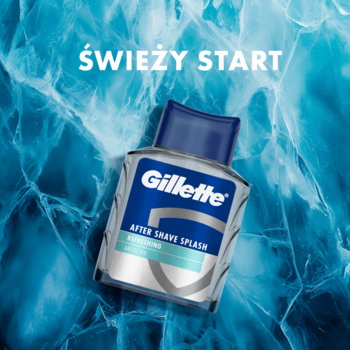 Gillette After Shave Splash Arctic Ice w niebieskiej butelce, widok z przodu pod kątem, na tle błękitnego lodu.