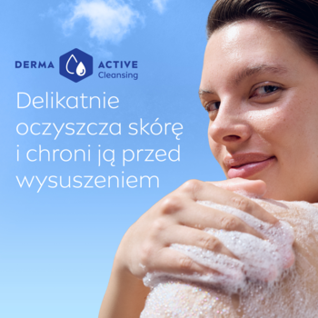 Uśmiechnięta kobieta myje plecy olejkiem NIVEA Rich Caring, piana na skórze, niebieskie niebo. Napis o ochronie przed wysuszeniem.