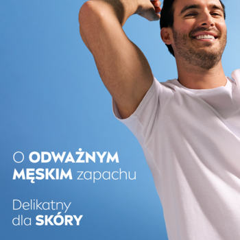 Uśmiechnięty mężczyzna NIVEA MEN w białej koszulce na błękitnym tle, antyperspirant o męskim zapachu i delikatny.