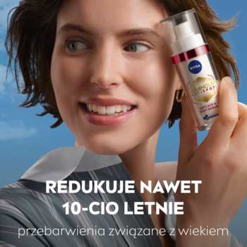 Kobieta z uśmiechem trzyma NIVEA Anti-Age Serum 2w1 na tle błękitnego nieba. Butelka biała z różową etykietą.